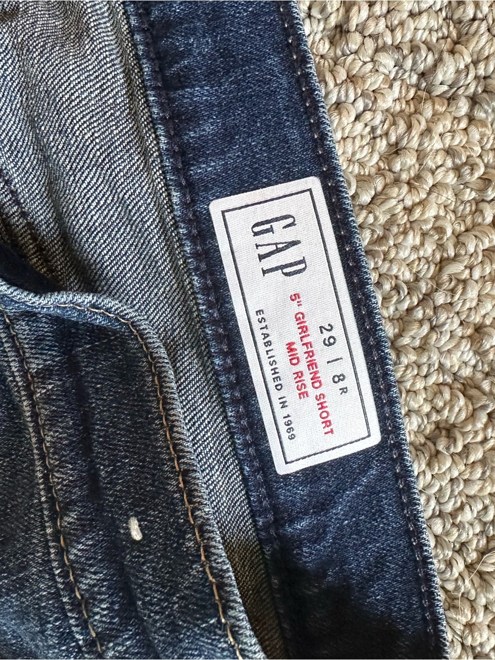 GAP Women’s Jean shorts in Indigo Blue - Picture 2 of 3